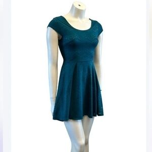 G21 pretty teal green short sleeve lined dress. Size xs. Pit to pit-14”.